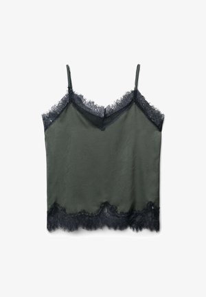 Camisole in satin verde scuro con spalline regolabili, caratterizzata da un delicato bordo in pizzo nero lungo il collo e l'orlo per un tocco di eleganza.