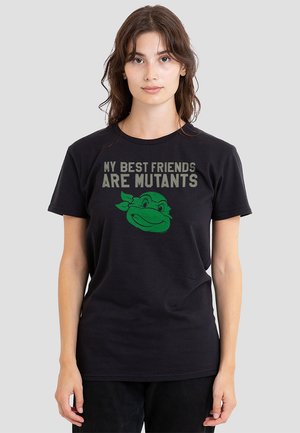 Schwarzes Baumwoll-T-Shirt mit grünem grafischen Text "MEINE BESTEN FREUNDE SIND MUTANTEN" über einem lächelnden Cartoon-Schildkrötenkopf. Kurze Ärmel, Rundhalsausschnitt.