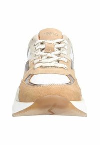 Beige Wildleder- und Mesh-Sneaker mit weißen Akzenten, runder Zehenpartie und strukturiertem Profil. Mit Schnürung vorne und Markenlogo auf der Zunge.