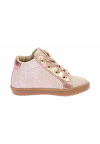 Zapatilla alta brillante en color rosa con detalles metálicos en oro rosa, parte superior de tela, cierre de cordones y suela de goma flexible.