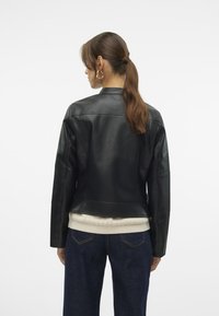 Vero Moda VMDIXIEMARIA SHORT COATED - Bunda z nepravej kože - black