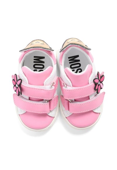 Sandales pour tout-petits roses et blanches avec deux bandes Velcro, décorées de patchs floraux roses et noirs ainsi que de visages d'ours en peluche sur la zone des orteils.