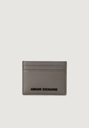 Porte-cartes en cuir texturé gris avec trois emplacements pour cartes et logo noir "Armani Exchange" sur le devant.