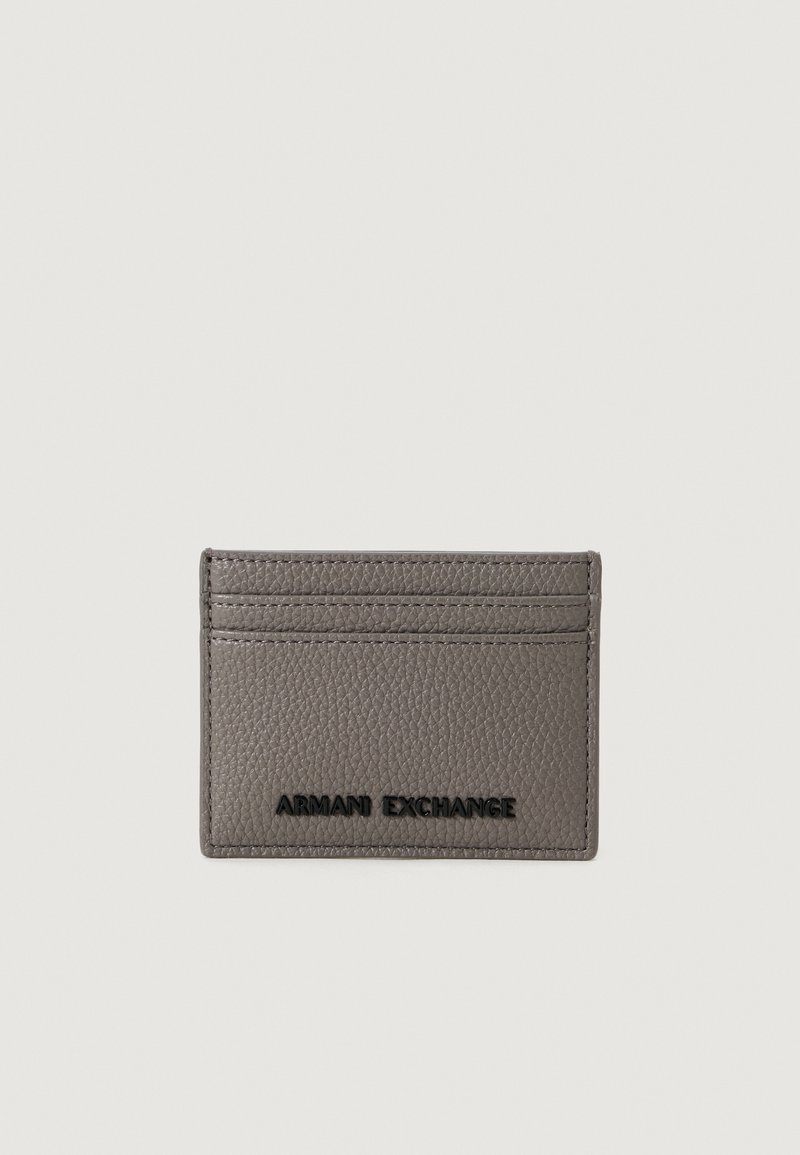Portafoglio in pelle grigia con texture, dotato di tre slot per carte e logo nero "Armani Exchange" sul frontale.