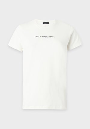 Biała koszulka z krótkim rękawem z czarnym logo "Emporio Armani est 1981" na środku klatki piersiowej.