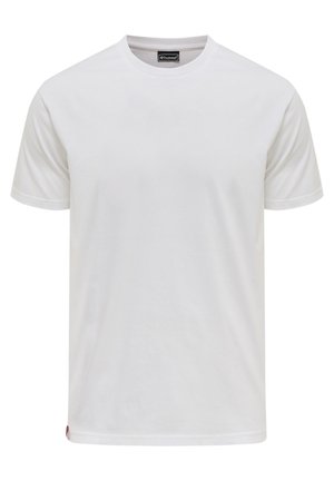 Simpel hvid bomulds t-shirt med korte ærmer, rund hals og en lille rød detalje nær kanten. Glat tekstur, standard lige snit.