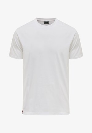 En vanlig vit bomullströja med korta ärmar, rund hals, och en liten röd accent vid fållen. Slät textur, standard rak skärning.