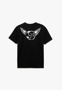 Camiseta de algodón negra con un gráfico blanco de alas y una rueda con el texto "NYC" en la parte posterior. Cuello redondo estándar y mangas cortas.