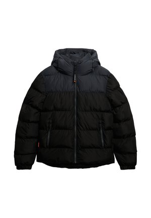 Giacca a vento nera e grigia scura con cappuccio, zip frontale, tasche laterali con zip e polsini elasticizzati, posata su uno sfondo bianco.