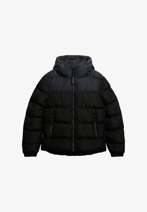 Czarna i ciemnoszara kurtka puchowa z kapturem, z zamkiem błyskawicznym z przodu, zapinanymi bocznymi kieszeniami i elastycznymi mankietami, rozłożona na białym tle.