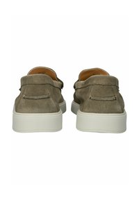 Scarpe in suede grigio con un design a profilo basso, caratterizzate da una suola in gomma bianca e un semplice dettaglio di cucitura sul retro.