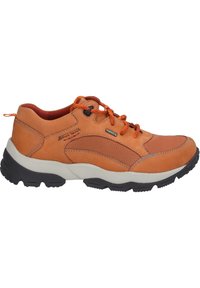 Scarpa da trekking in pelle arancione con inserti in rete, lacci arancioni a contrasto e una spessa suola in gomma nera. Presenta una cavigliera imbottita e una punta rinforzata.