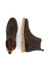 Donkerbruin suède Chelsea-boots met elastische zijpanelen, tan rubberen zolen en aantrektabs aan de hak, getoond vanuit boven- en zijaanzicht.