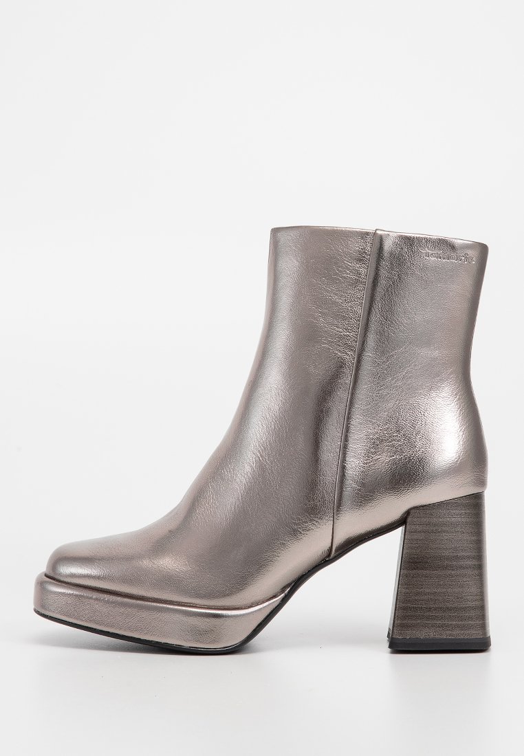 Bottes de cheville argentées métalliques au design épuré, dotées d'une épaisse semelle compensée, d'un talon carré et d'une texture lisse.