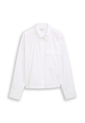 Wit overhemd met lange mouwen, knopen aan de voorkant, puntige kraag, borstzak met klep en brede manchetten, weergegeven tegen een witte achtergrond.