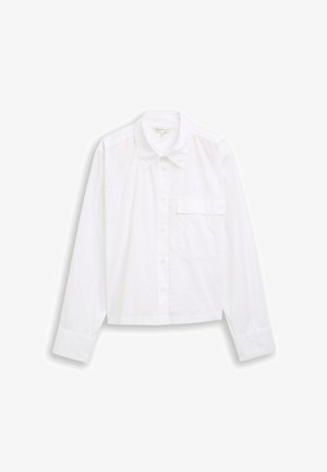 Balta krekla ar garām piedurknēm, priekšpusē ar pogām, smailu apkakli, krūšu kabatu ar aizsegu un platiem aprocēm, attēlota uz balta fona.