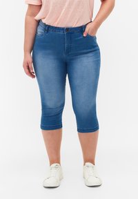 Zizzi - HIGH WAISTED AMY CAPRI  WITH SUPER - Kratke hlače od trapera - light blue denim Minijatura 1