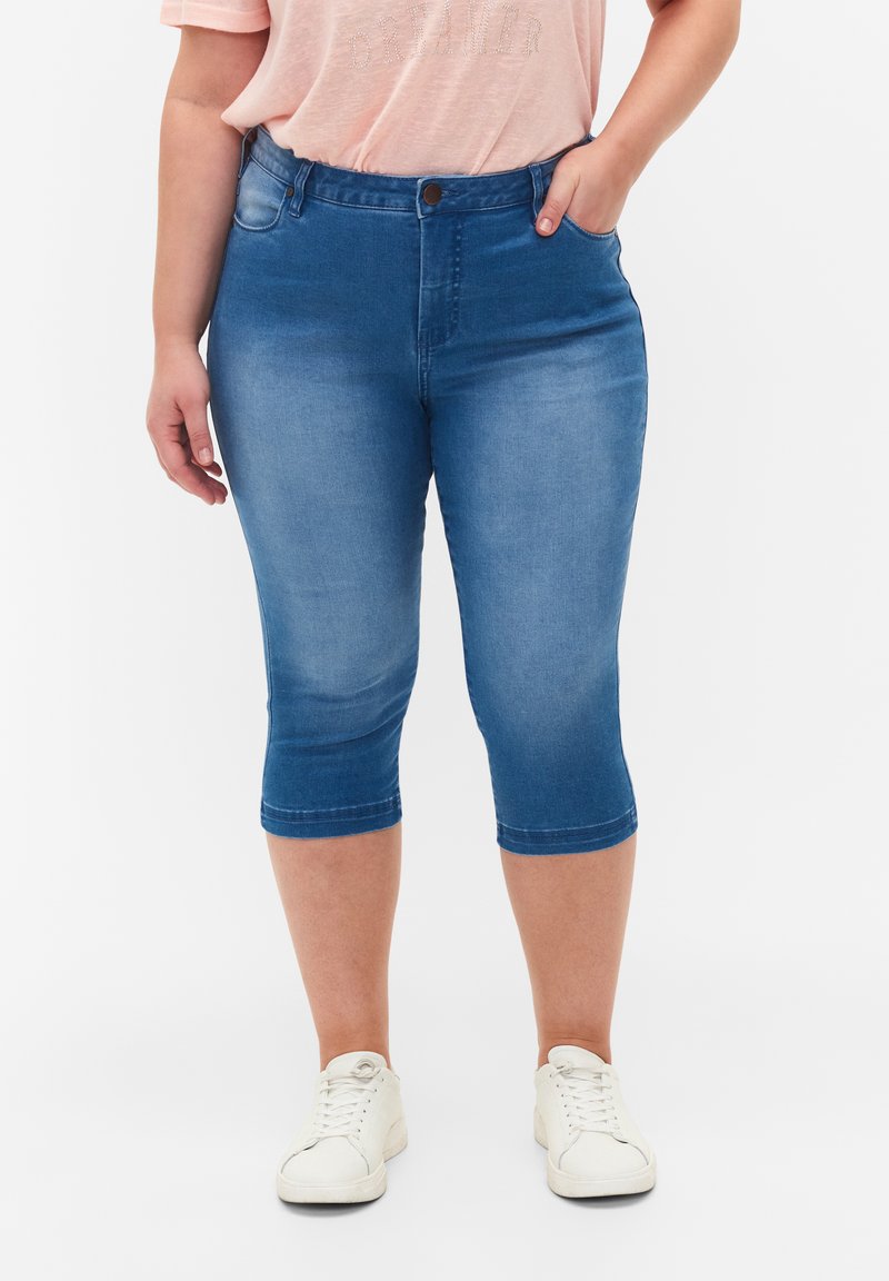 Zizzi - HIGH WAISTED AMY CAPRI  WITH SUPER - Kratke hlače od trapera - light blue denim, Povećaj