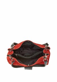 Punainen samettinen käsilaukku, jossa musta teksturoitu pohja; sisällä on vetoketjullinen tasku ja kaksi avointa osaa; hopeanväriset yksityiskohdat.