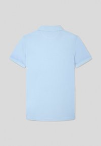 Jasnoniebieska koszulka polo z krótkim rękawem, wykonana z bawełny, z klasycznym kołnierzykiem i gładką teksturą, przedstawiona z widokiem z tyłu zwróconym ku górze.