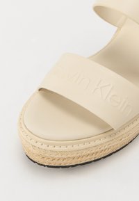 Calvin Klein Sandále s klinovým opätkom - turtle dove