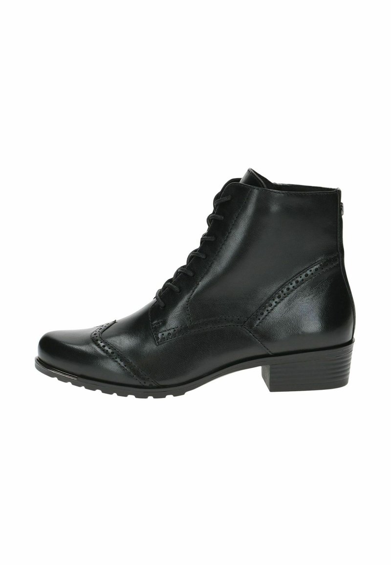 Stivaletto in pelle nera con punta tonda, chiusura con lacci, dettagli decorativi in brogue e tacco basso a blocco. Suola testurizzata per una migliore aderenza.