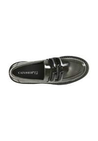 Mocasín de charol negro con dos correas brillantes horizontales, punta redondeada y costura contrastante a lo largo de la suela. Marca visible en el interior.