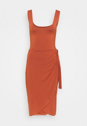 Mouwloze knie-lange jurk in verbrande oranje kleur met een vierkante halslijn en een gerimpelde zijknoop, voorzien van een overslagzoom.