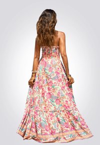 Trägerloses Maxikleid mit floralem Muster, das lebendige Rosa- und Türkistöne aufweist, eine smockierte Brustpartie und einen gestuften Rock hat. Weicher Stoff.