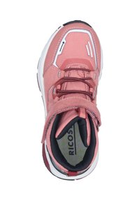 Růžová sportovní bota s texturovaným svrškem, bílými akcenty, černou podrážkou a integrovaným popruhem přes tkaničky pro bezpečné uchycení.