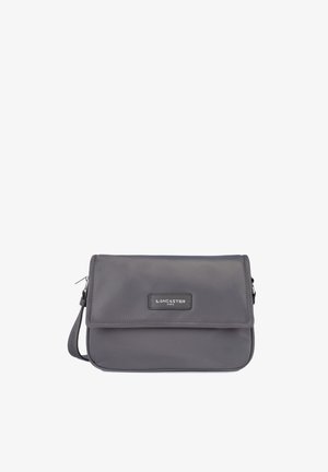 Borsa a tracolla in nylon grigio con chiusura a patta e patch con logo. Dispone di una tracolla staccabile e accenti di cucitura discreti.