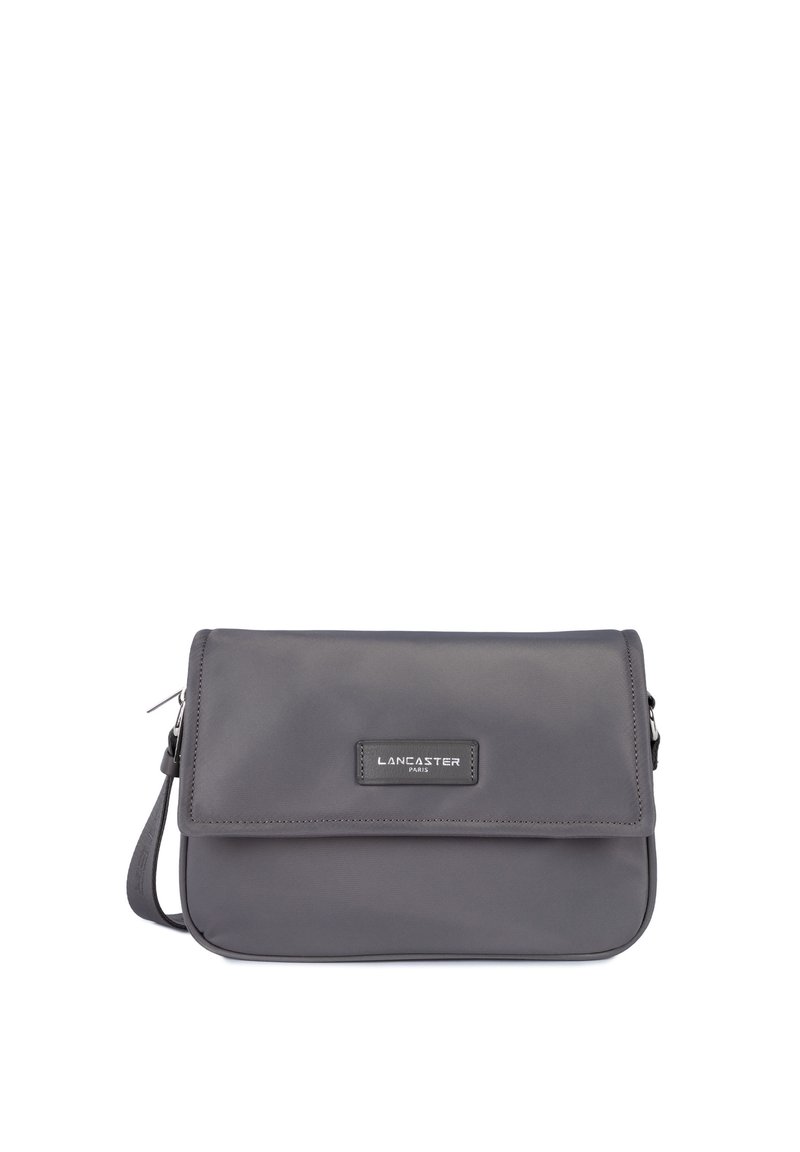 Borsa a tracolla in nylon grigio con chiusura a patta e patch con logo. Dispone di una tracolla staccabile e accenti di cucitura discreti.