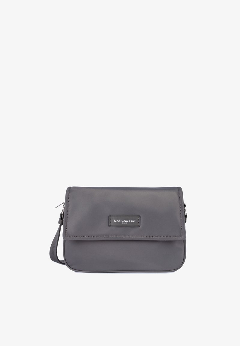 Borsa a tracolla in nylon grigio con chiusura a patta e patch con logo. Dispone di una tracolla staccabile e accenti di cucitura discreti.