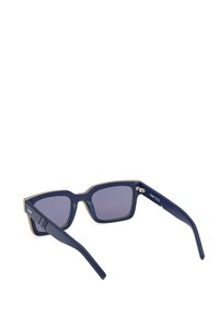 Gafas de sol azul marino con una montura cuadrada, que presentan lentes grises, un acento amarillo en contraste a lo largo del borde y brazos delgados.