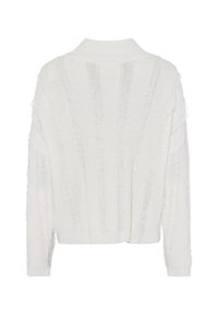Weißer Strickpullover mit gerippter Textur und fransigen Kanten. Hat eine weite, lockere Passform und einen hohen, umgeschlagenen Kragen.