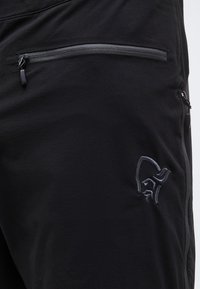 Pantaloni din material negru cu buzunar orizontal cu fermoar și logo mic brodat cu capul stilizat al unui viking pe coapsă.