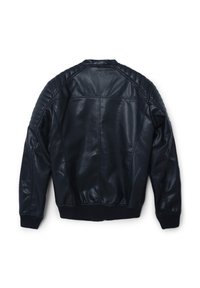 Giacca bomber in pelle nera con polsini a coste, dettagli trapuntati sulle spalle e texture liscia. Presenta un classico colletto rotondo e una silhouette aderente.