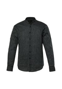 Camisa de rayas negras con cuello mandarín, con finas rayas verticales blancas, mangas largas y cierre frontal con botones.