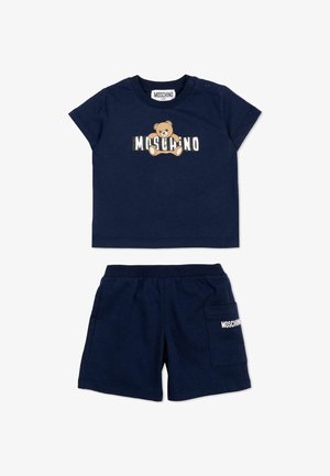 Granatowy t-shirt dla malucha z misiem i napisem "Moschino", w zestawie z dopasowanymi granatowymi szortami z boczną kieszenią i logo "Moschino".