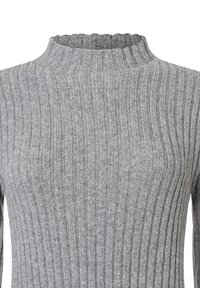 Harmaa ribbineulottu villapaita, jossa korkea, aaltoreunainen pääntie. Ominaisuuksiin kuuluu pehmeä, teksturoitu kangas ja pystysuuntaiset raidat, jotka korostavat kapeaa istuvuutta.