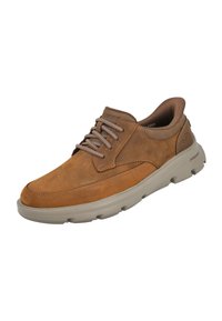 Zapato de cuero marrón con cordones, punta redonda, cuello acolchado y suela de goma texturizada beige. Se aprecian costuras adicionales.