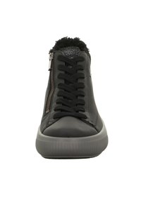 Czarne, wysokie trampki z czarnymi sznurówkami, bocznym zamkiem, futrzanym wykończeniem i szarym gumowym spodem, widok z przodu.