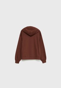 Bruine hoodie met een voorzak, ribgebreide boorden en zoom, met een capuchon met trekkoord en zachte, gekleurde stof. Achteraanzicht weergegeven.