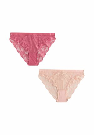 Dwie damskie figi bikini z koronkową lamówką, jedna w kolorze różowym, druga w jasnobeżowym, przedstawione na białym tle.