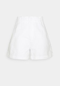 Shorts en lin blanc avec une taille élastique, deux boutons et des ourlets retroussés. Texture lisse, design décontracté et longueur au genou.