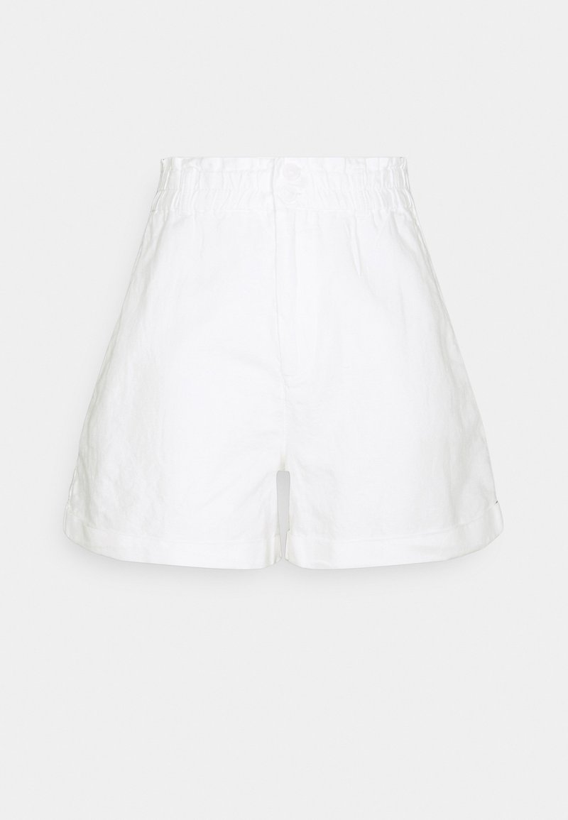 Shorts en lin blanc avec une taille élastique, deux boutons et des ourlets retroussés. Texture lisse, design décontracté et longueur au genou.