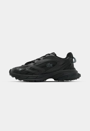 Des chaussures de course noires avec un dessus texturé, des accents lisses, une semelle amortissante et un petit logo sur le côté. La vue de profil met en valeur un design sportif.