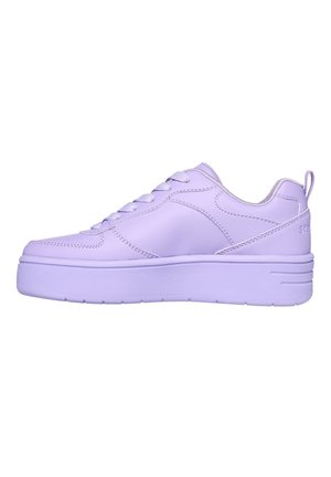 Lavendel sneaker met een glad bovenwerk van synthetisch materiaal, ronde neus en platte zool; heeft een vetersluiting en een klein hieltabblad.