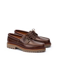 Bateau en cuir marron avec un bout mocassin, design à lacets, coutures contrastantes et semelle en caoutchouc texturée. Design simple et classique.