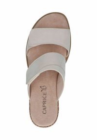 Sandalo scivoloso beige con due ampie cinghie e una soletta imbottita. Texture in suede leggero, suola in gomma e un logo discreto sulla soletta.
